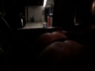 Kim Exhibicionista Mostrando El Culo A Estra