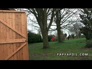 Papy Se Tape Une Black En Bas Collant Avec Un Jeune Pote