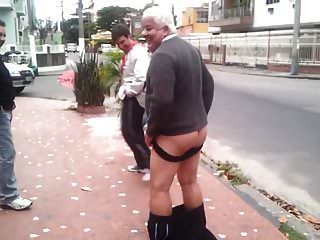 Cara Abaixando As Calcas Do Coroa Da Bunda Linda
